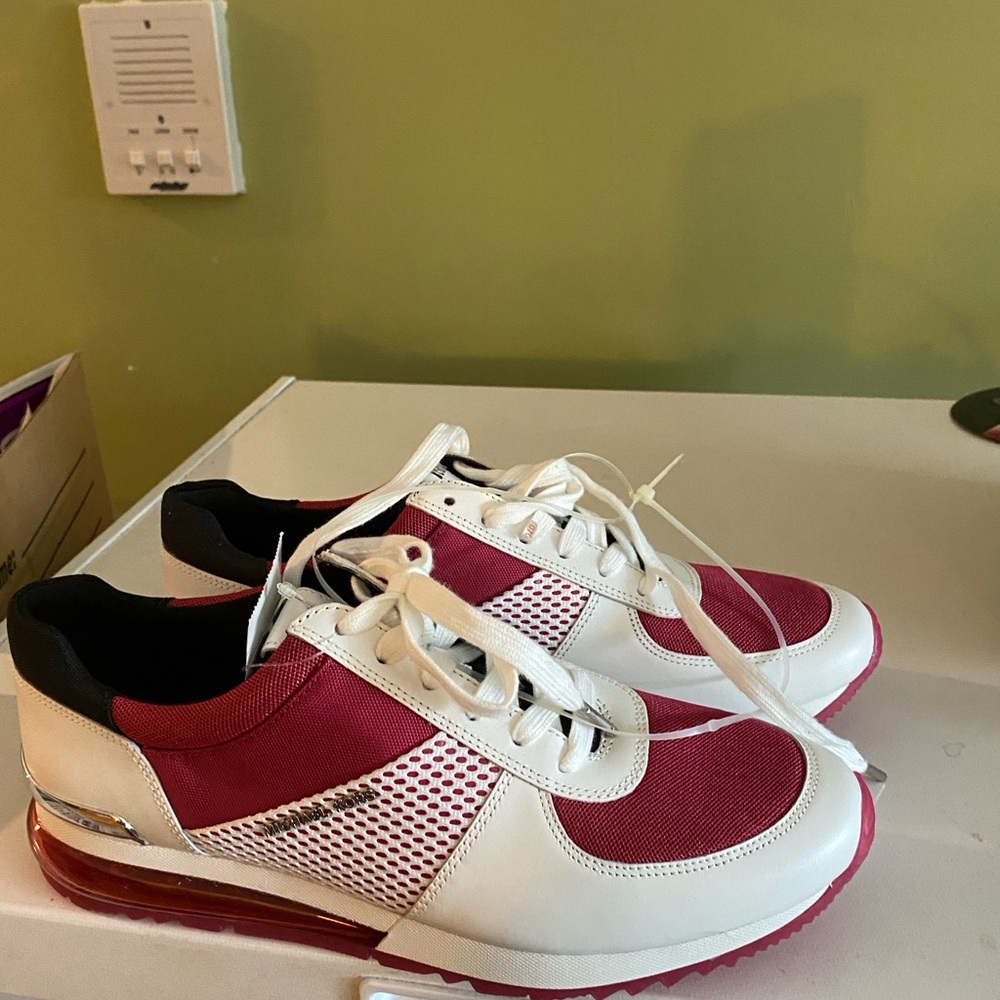 Women’s size US 10 Michael Kors sneaker